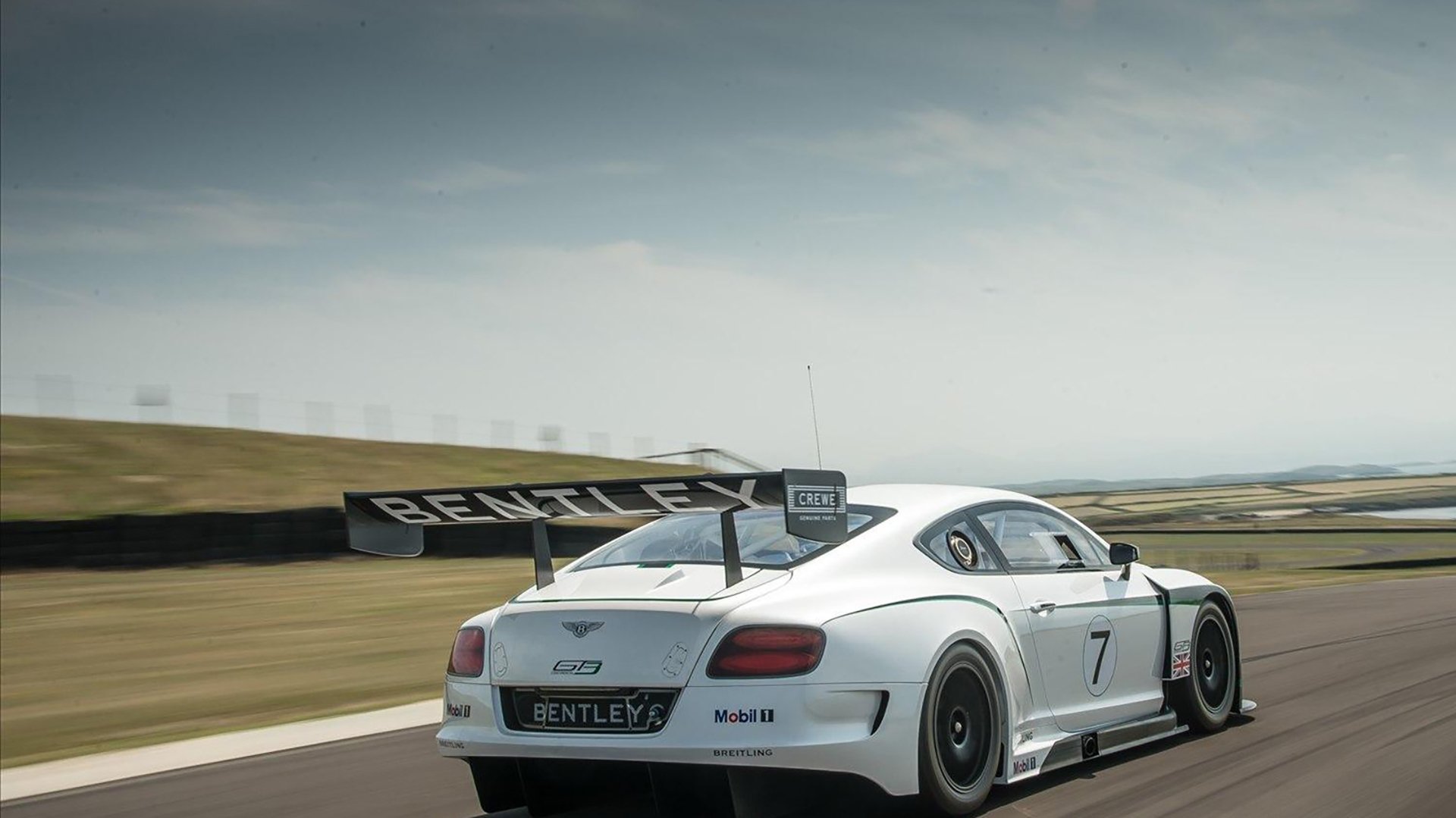 篮球进校园成果展示会举行学生团队配合赢得观众掌声，学校篮球比赛开幕式致辞